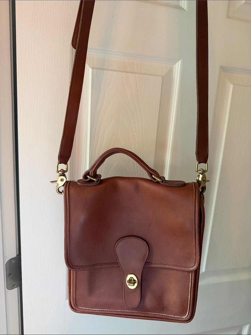 Leather Messenger Bag in Brown - Classic Men’s Crossbody